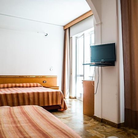 Hotel West End Аласио Екстериор снимка