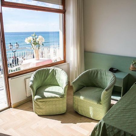 Hotel West End Аласио Екстериор снимка