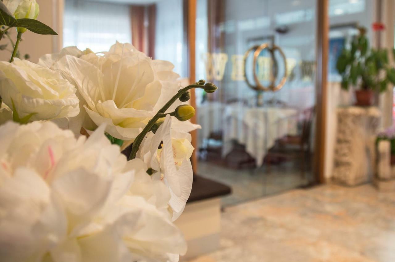 Hotel West End Аласио Екстериор снимка