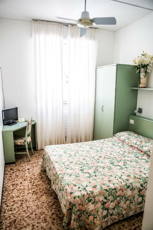 Hotel West End Аласио Екстериор снимка