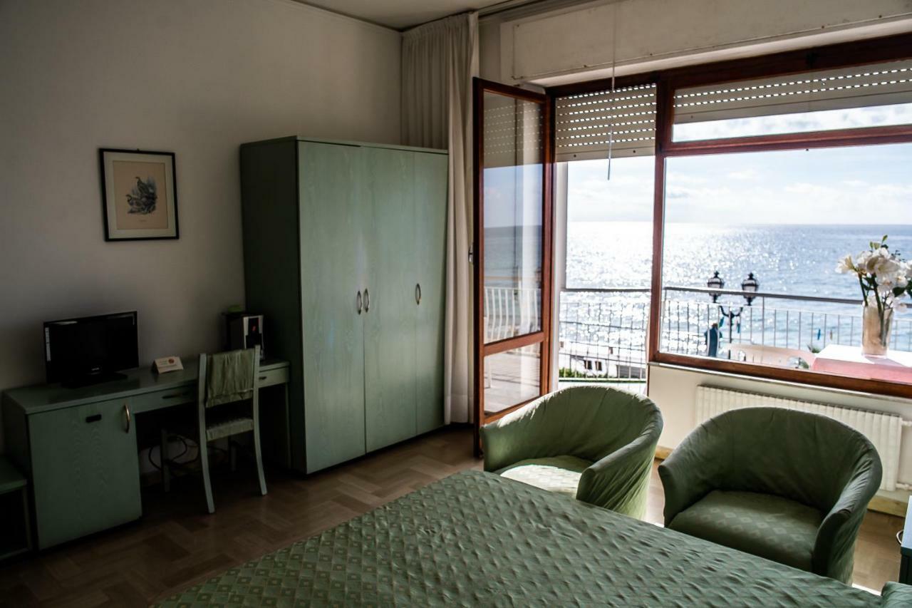 Hotel West End Аласио Екстериор снимка