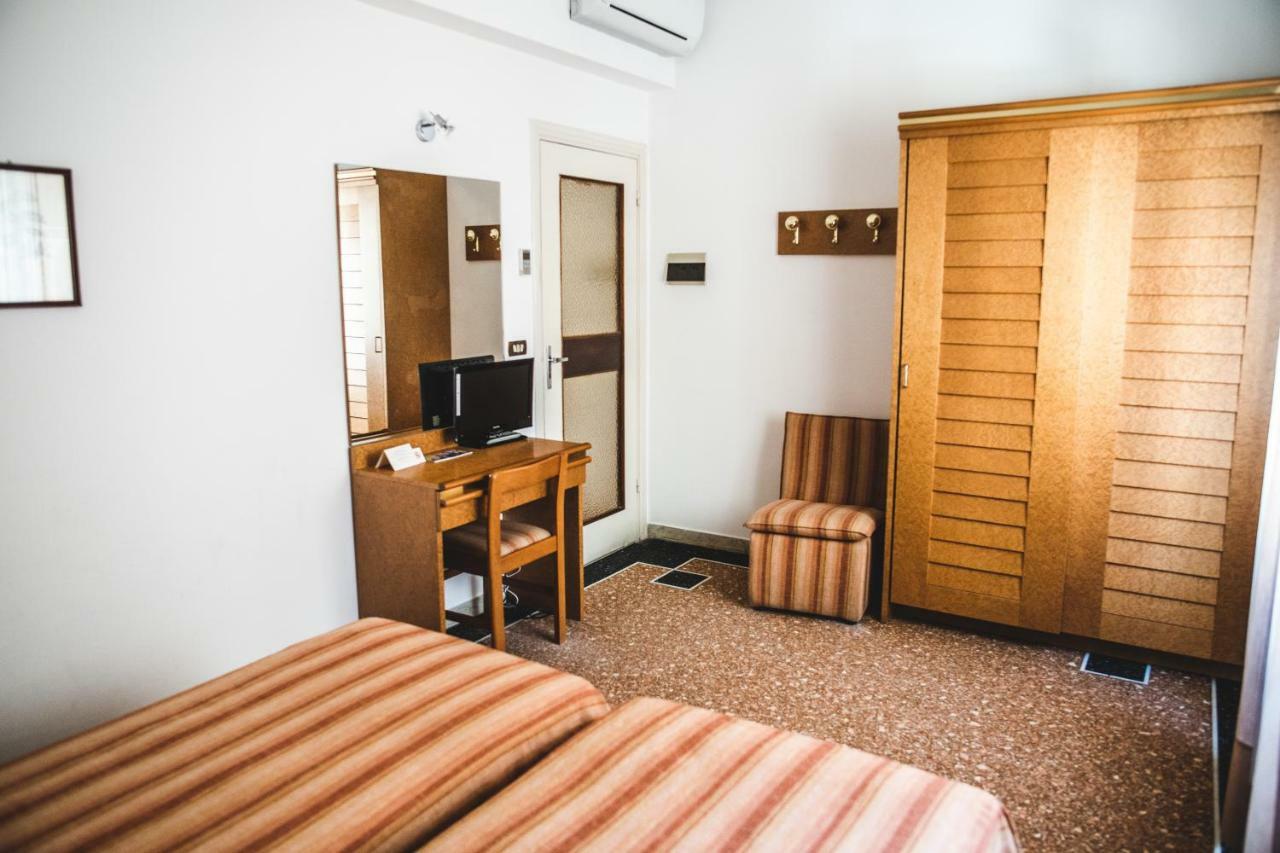 Hotel West End Аласио Екстериор снимка