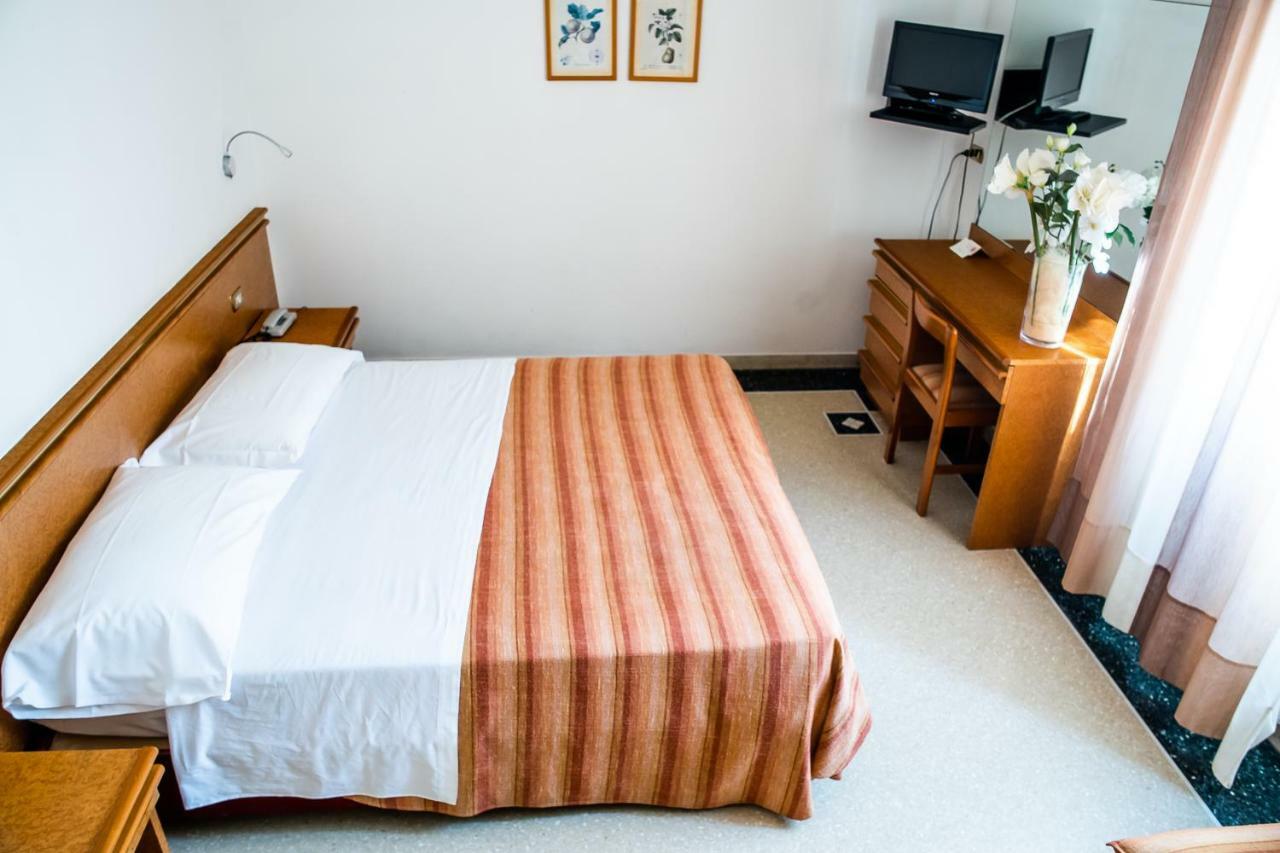 Hotel West End Аласио Екстериор снимка