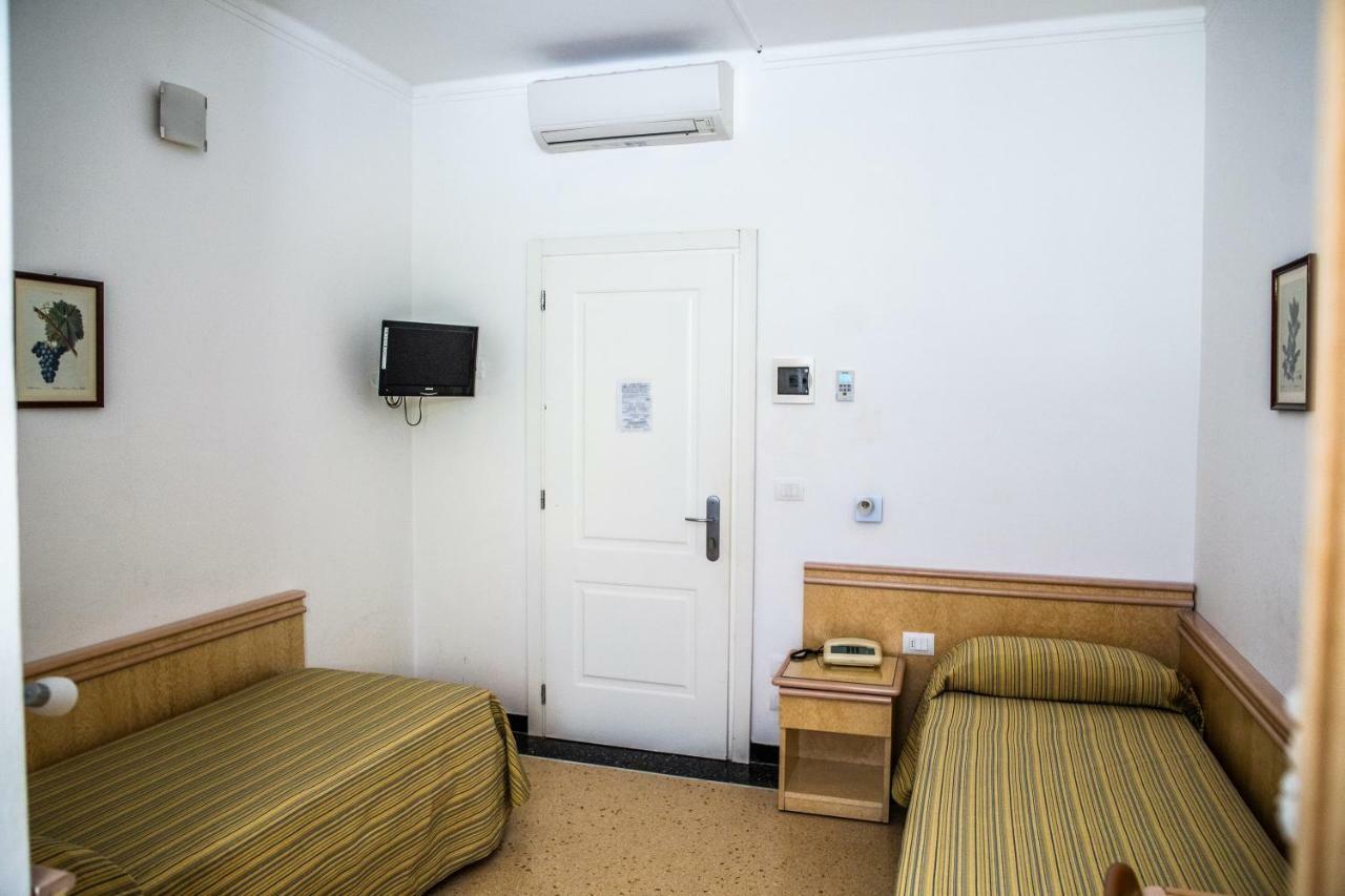 Hotel West End Аласио Екстериор снимка