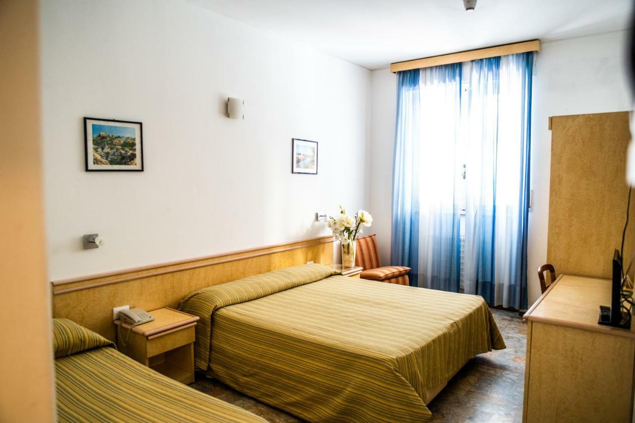 Hotel West End Аласио Екстериор снимка