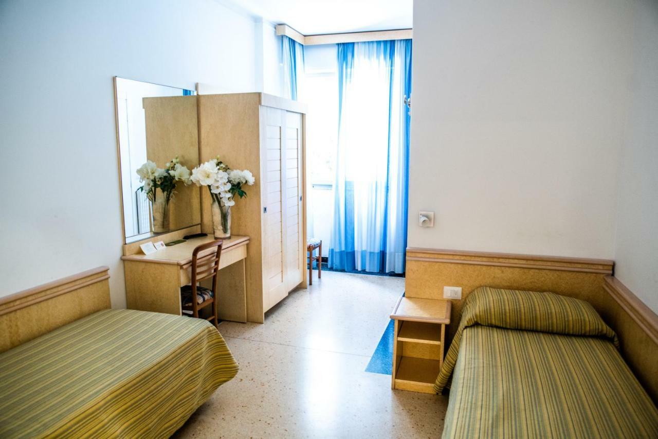 Hotel West End Аласио Екстериор снимка