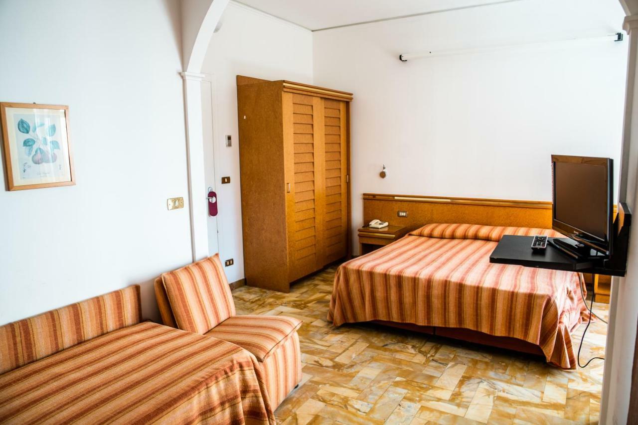 Hotel West End Аласио Екстериор снимка