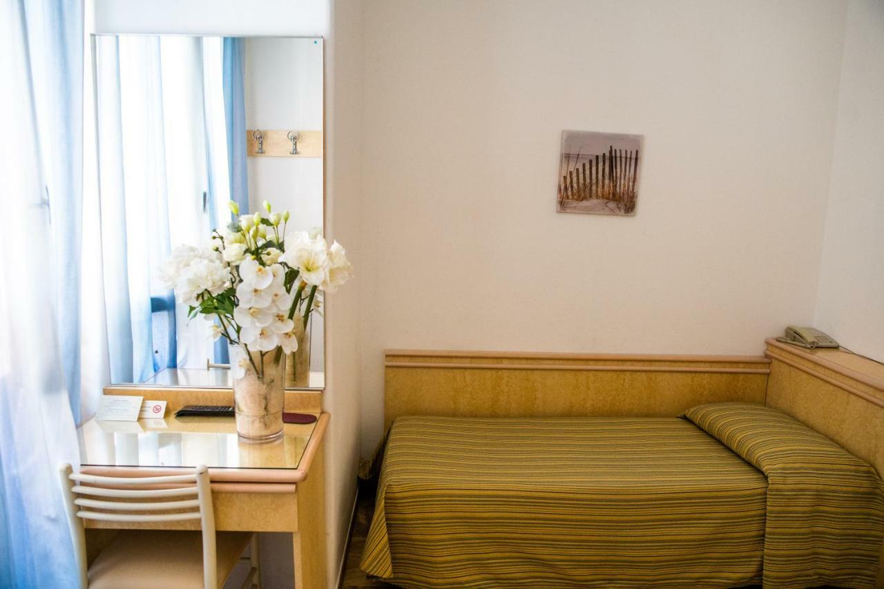 Hotel West End Аласио Екстериор снимка
