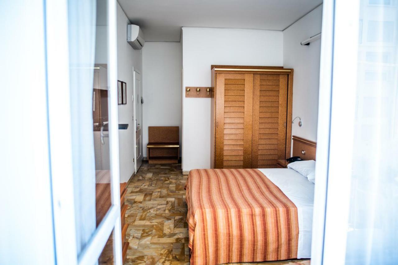 Hotel West End Аласио Екстериор снимка