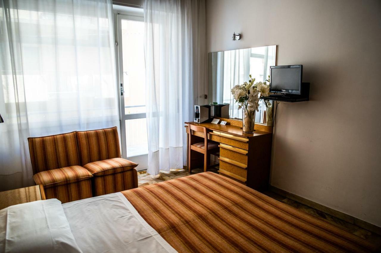 Hotel West End Аласио Екстериор снимка