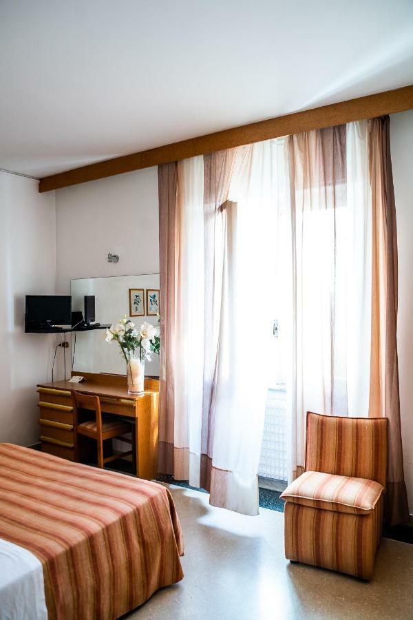 Hotel West End Аласио Екстериор снимка