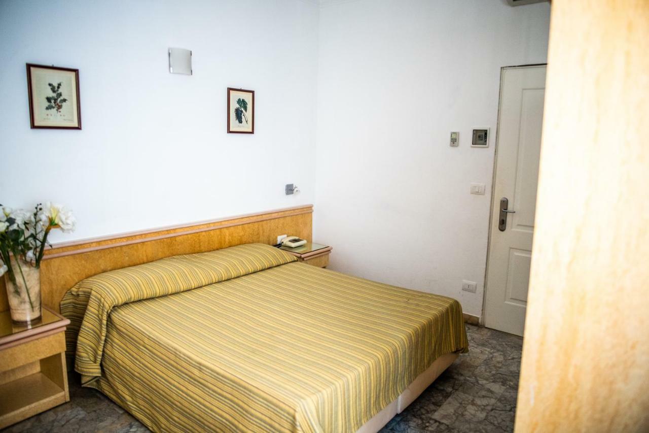 Hotel West End Аласио Екстериор снимка
