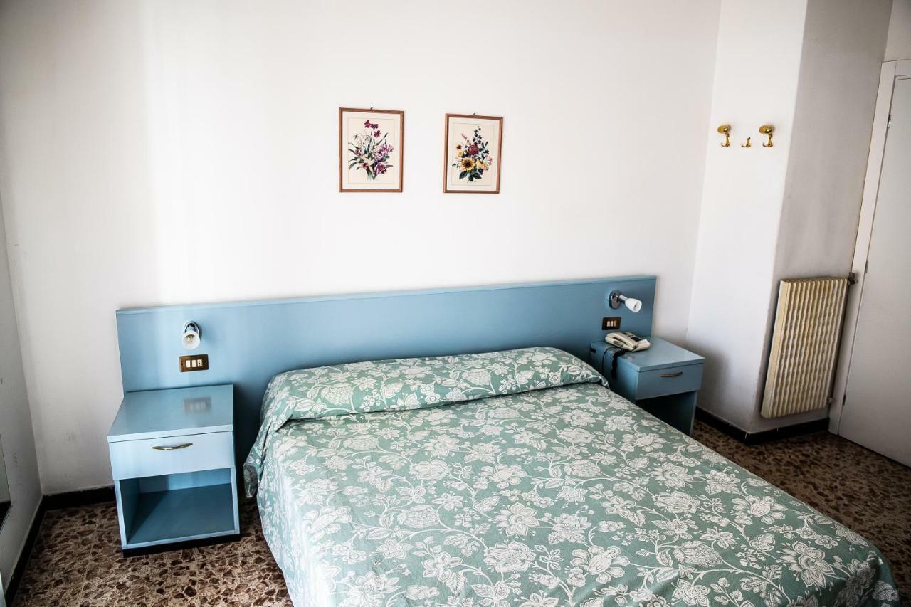 Hotel West End Аласио Екстериор снимка