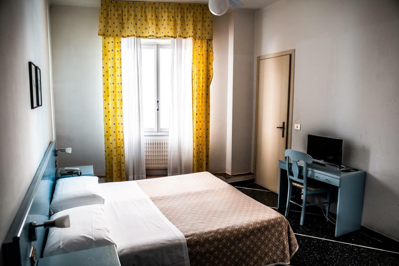 Hotel West End Аласио Екстериор снимка