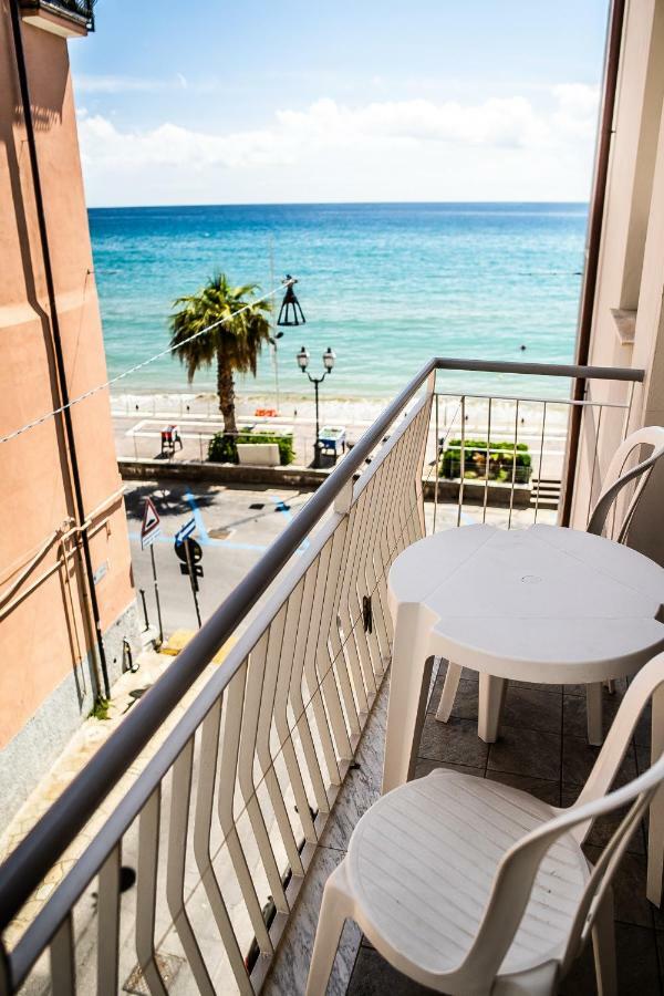 Hotel West End Аласио Екстериор снимка