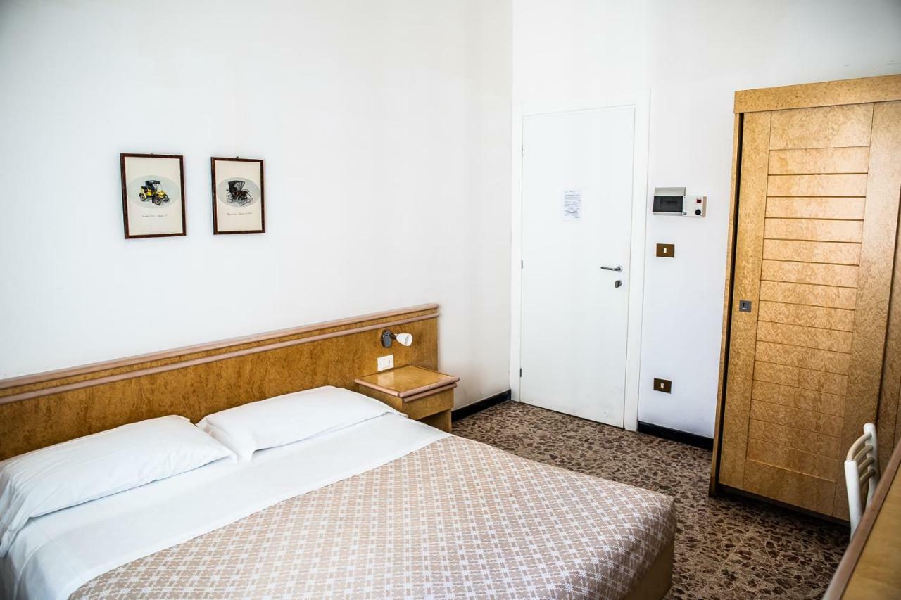 Hotel West End Аласио Екстериор снимка