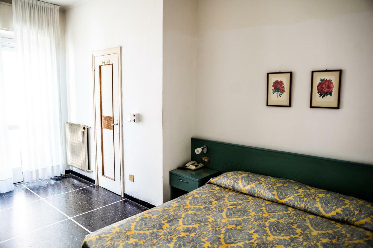 Hotel West End Аласио Екстериор снимка