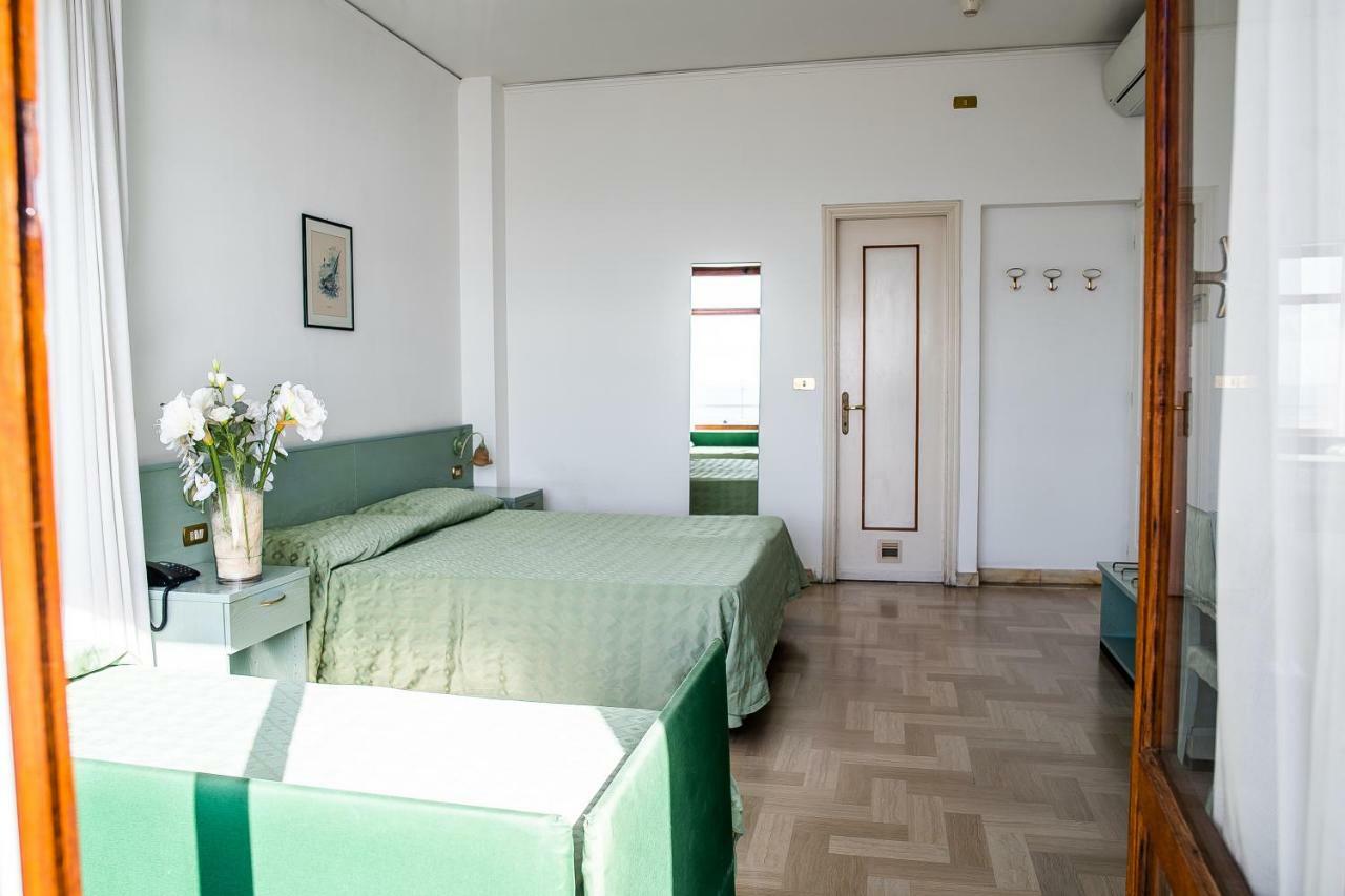 Hotel West End Аласио Екстериор снимка