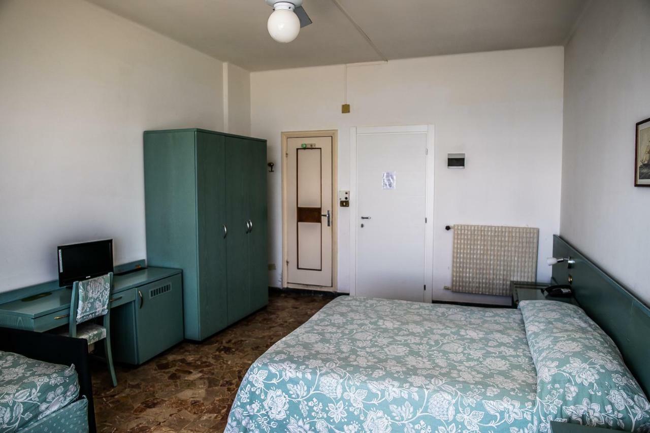 Hotel West End Аласио Екстериор снимка