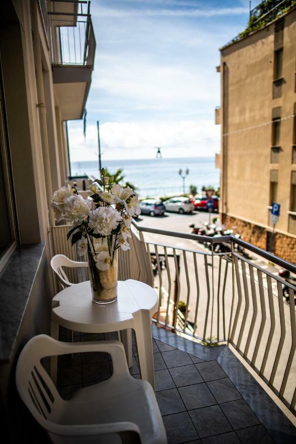 Hotel West End Аласио Екстериор снимка