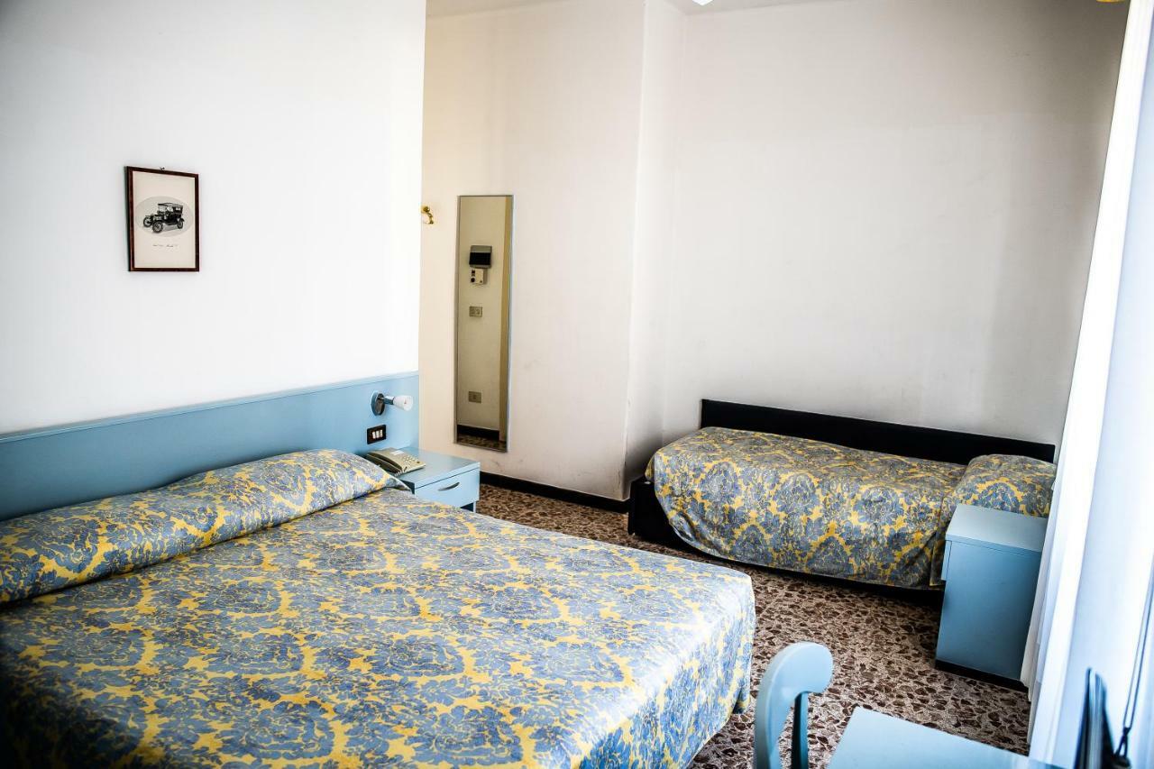 Hotel West End Аласио Екстериор снимка