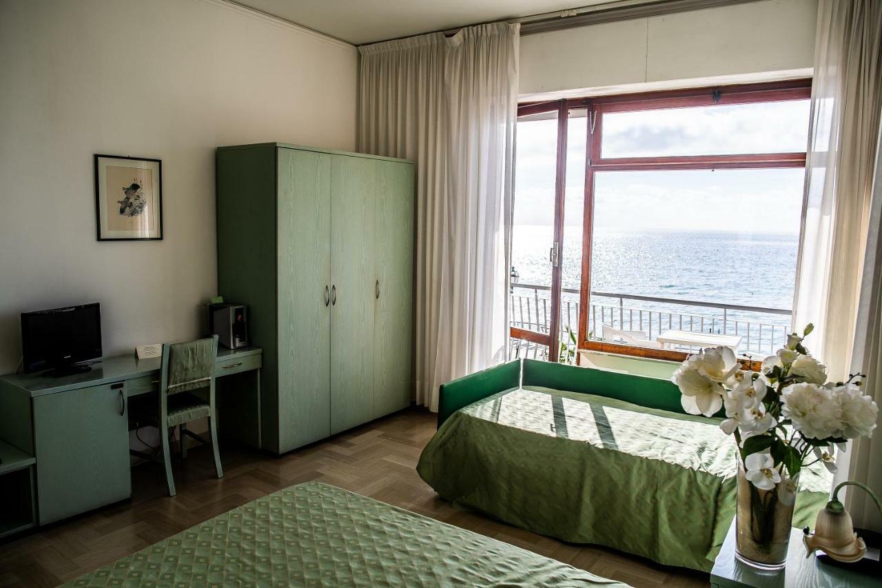 Hotel West End Аласио Екстериор снимка
