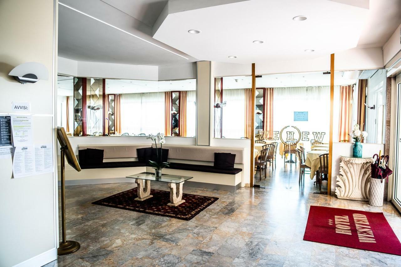 Hotel West End Аласио Екстериор снимка