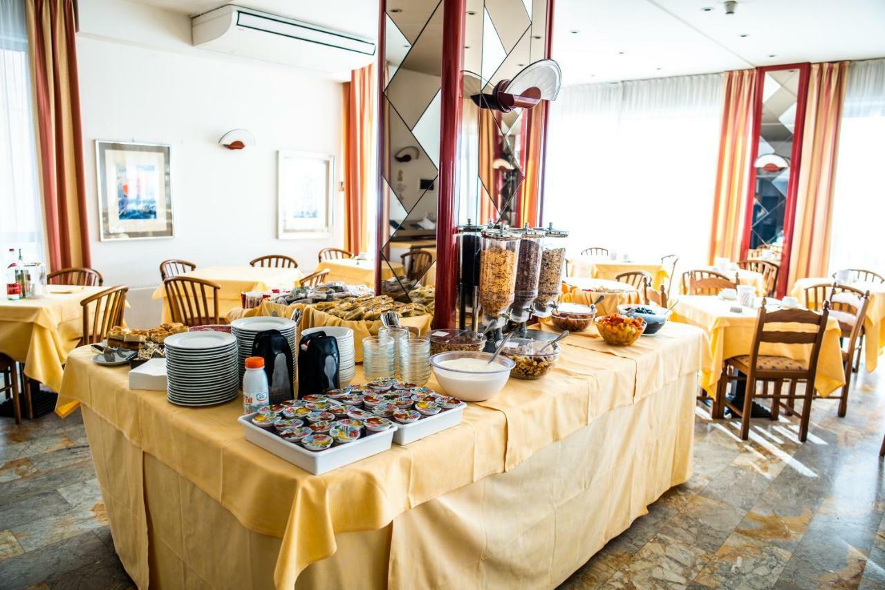Hotel West End Аласио Екстериор снимка