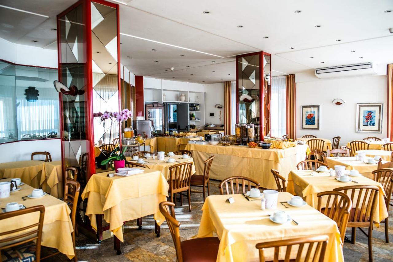 Hotel West End Аласио Екстериор снимка