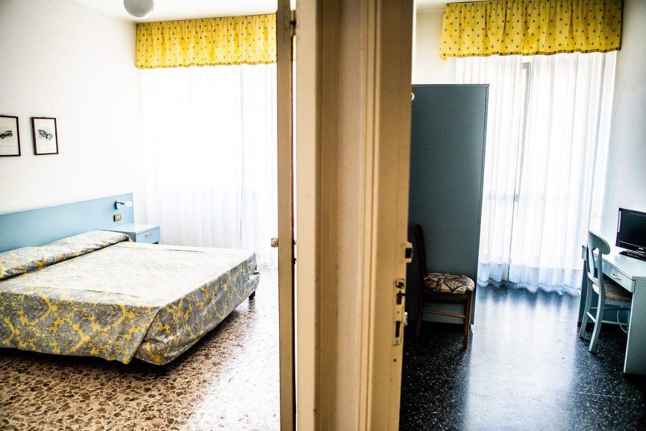 Hotel West End Аласио Екстериор снимка