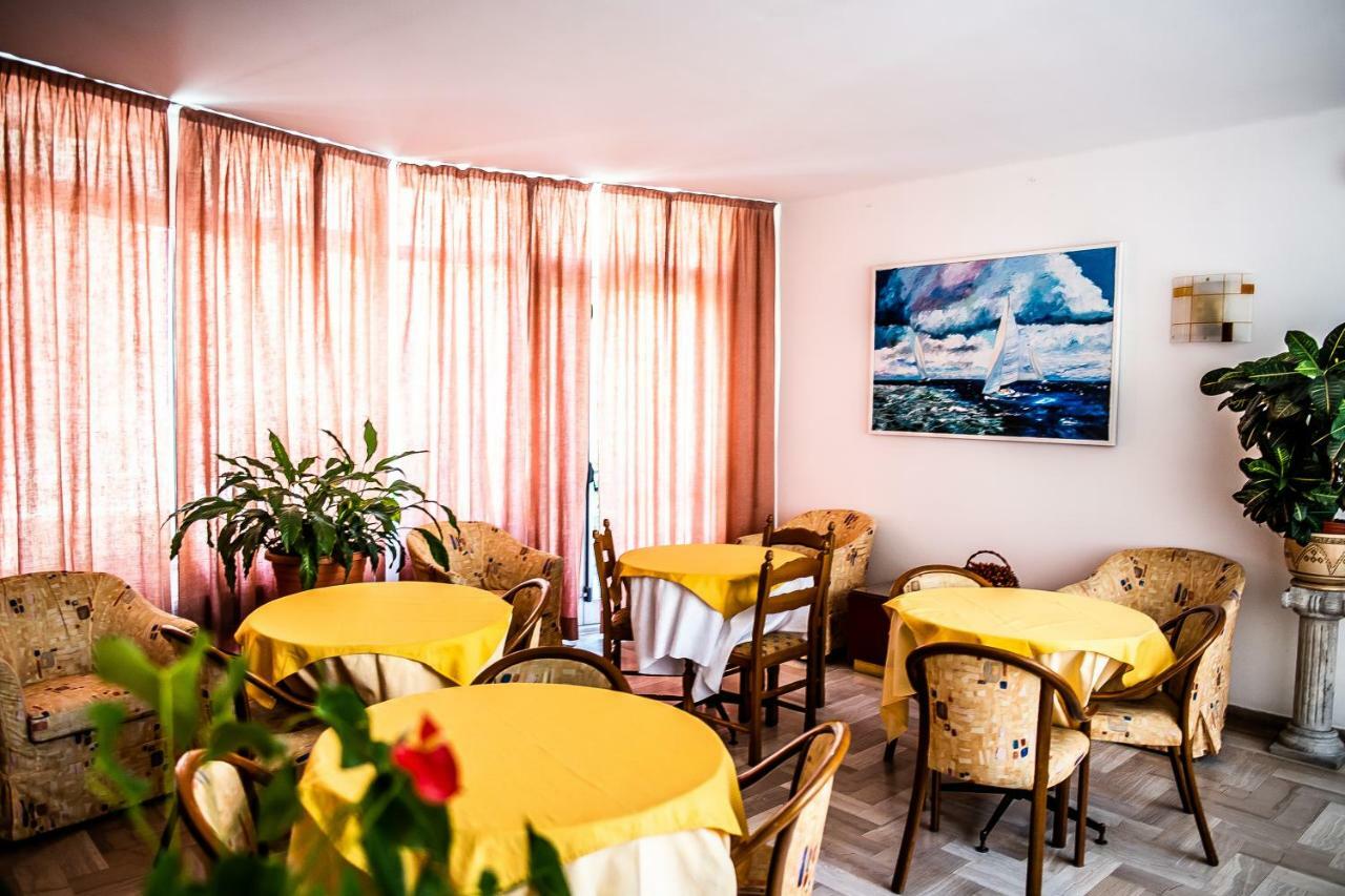 Hotel West End Аласио Екстериор снимка